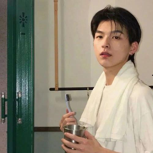 娱乐吃瓜酱的头像男生,揭秘男星头像背后的故事